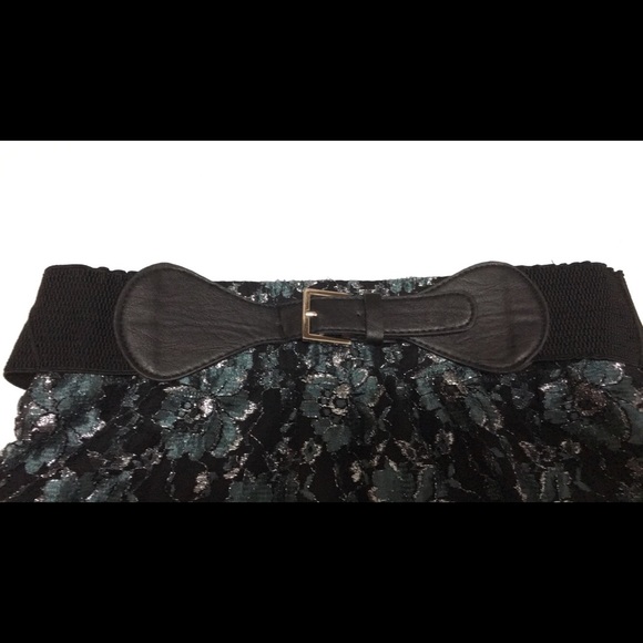 Vanity Lace Mini skirt size small - Picture 4 of 9